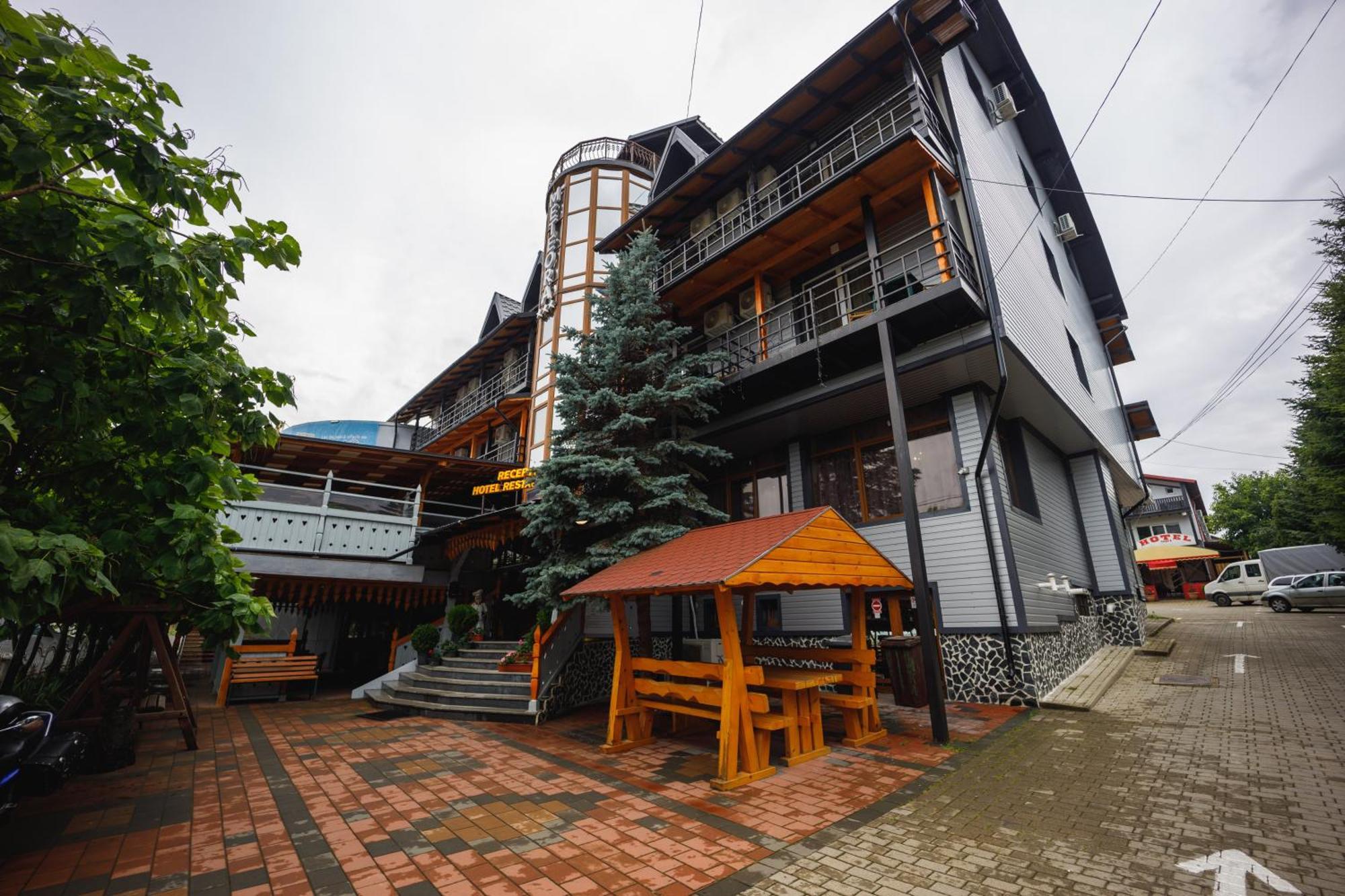 Pensiunea Meteora Suceava Extérieur photo