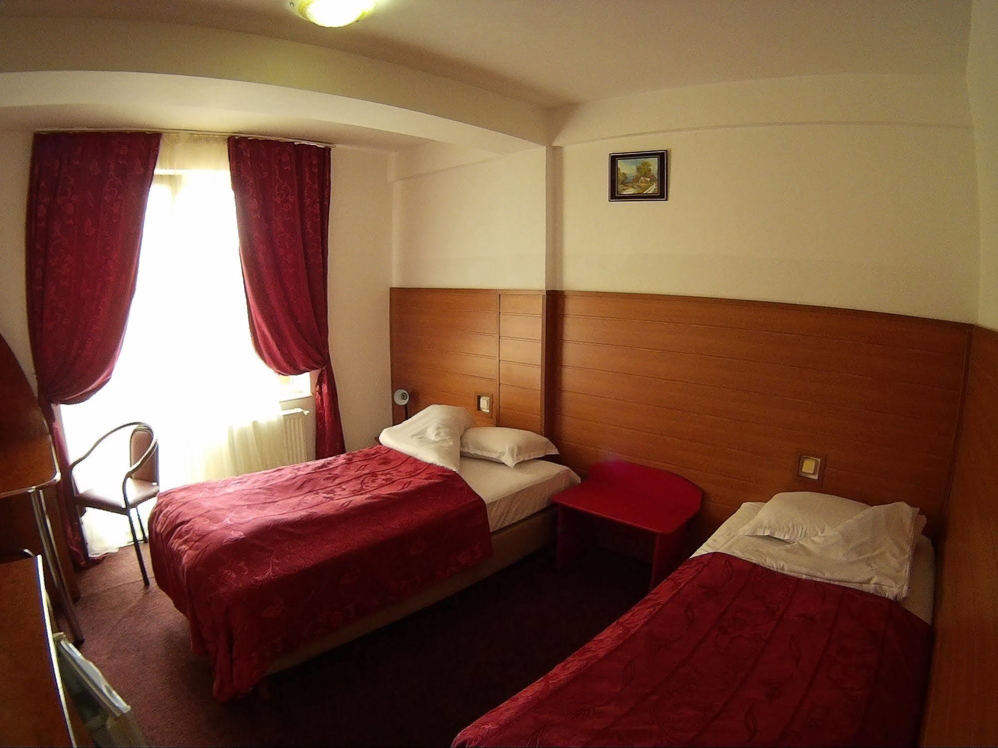 Pensiunea Meteora Suceava Extérieur photo